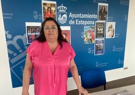 La concejala de Fiestas del Ayuntamiento de Estepona, Macarena Diánez, durante la presentación del programa de Feria 2025.