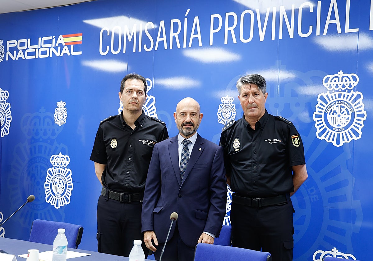 Imagen principal - De izquierda a derecha, el jefe de UDYCO Costa del Sol Juan Antonio Sillero, el subdelegado del Gobierno en Málaga y el comisario Pedro Agudo.