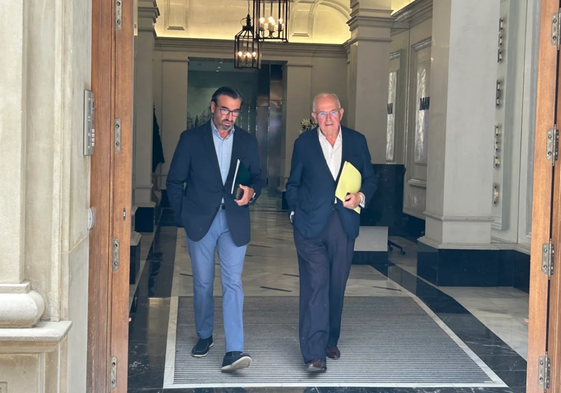Javier García Macías y José Carlos Aguilera, abogados de BlueBay, tras la junta de NAS Spain de 2024.