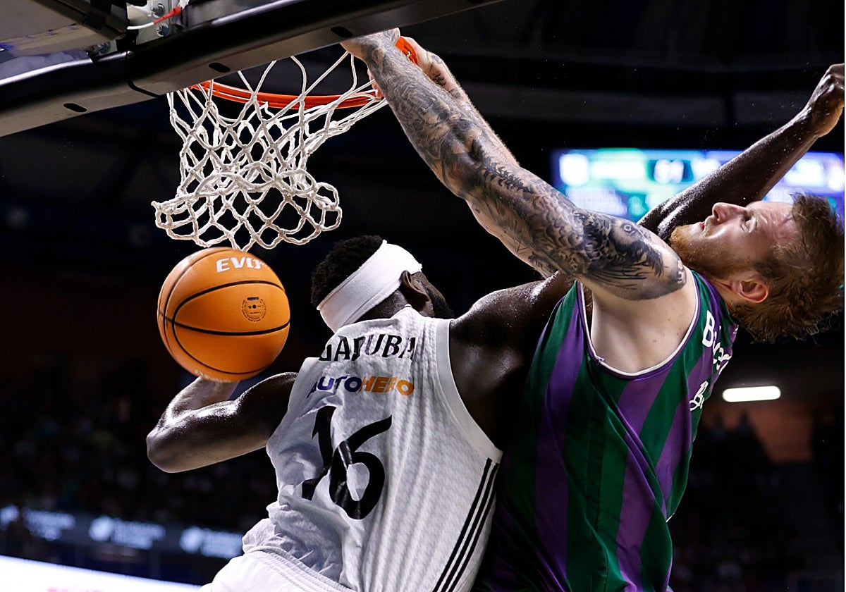 Garuba comete falta sobre Balcerowski.