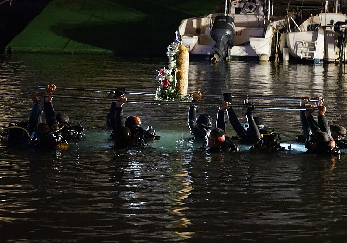 Los buzos trasladando a 'La Chiquita' en una imagen de archivo.