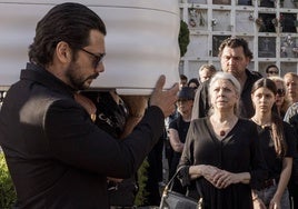Alvaro Morte, Kiti Mánver y Hovik Keuchkerian, protagonistas de 'Dos tumbas'.