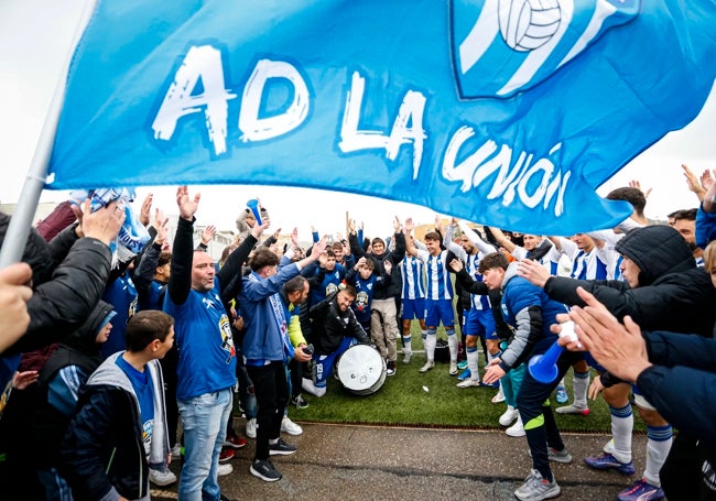 Aficionados del La Unión, junto a jugadores.
