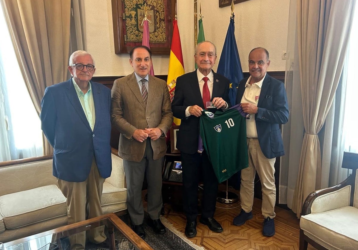 Daniel Pastor (derecha), en compañía de Javier González de Lara, fue recibido hace pocos días por el alcalde de Málaga, al que entregó una camiseta del CD Málaga 1903.