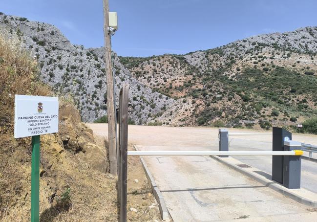 Aparcamiento de la Cueva del Gato.