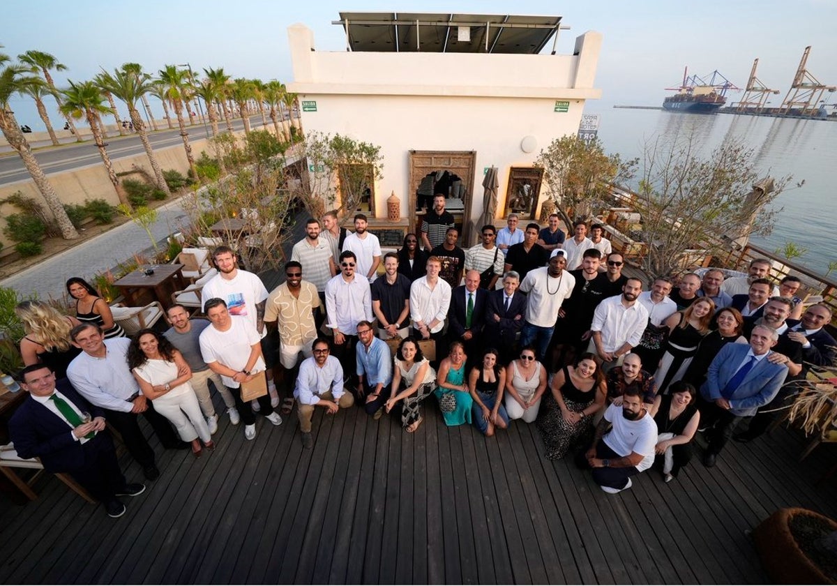 jugadores, técnicos, directivos y empleados del Unicaja en la terraza del restaurante Trocadero.