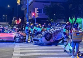 Dos evacuados al Hospital Regional tras volcar un coche en una colisión en Avenida de la Aurora