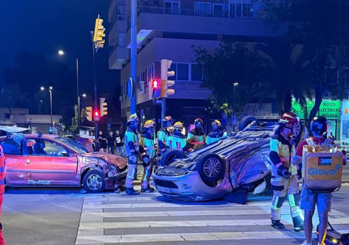 Dos evacuados al Hospital Regional tras volcar un coche en una colisión en Avenida de la Aurora