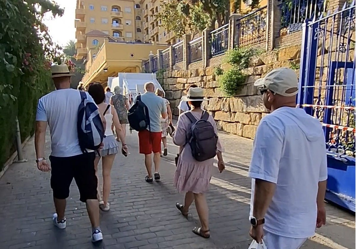 Turistas alojados en el hotel Vivemar de Benalmádena Costa, entrando por el garaje al establecimiento.
