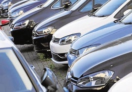 ¿Financiar el coche con el concesionario? La OCU avisa de posibles cláusulas abusivas y cómo identificarlas