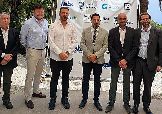 Los ponentes y organizadores del acto posan junto al concejal de vivienda del Ayuntamiento de Málaga, Francisco Pomares.
