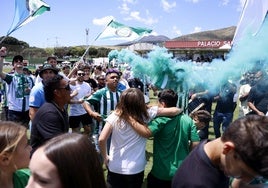 La invasión de campo en El Pozuelo tras el ascenso.
