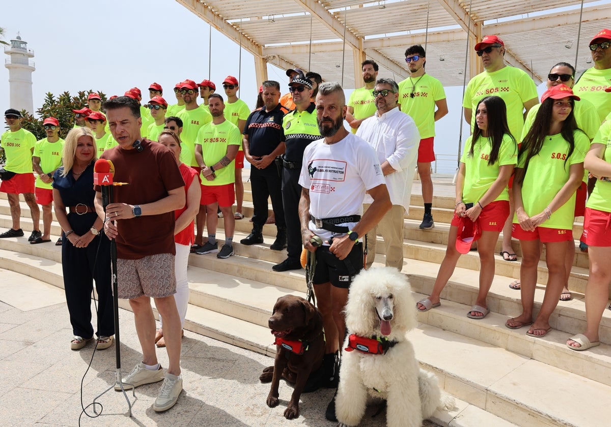 El adiestrador canino Miguel Sánchez-Merenciano, en la presentación del dispositivo.