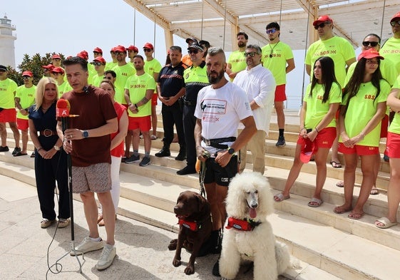 El adiestrador canino Miguel Sánchez-Merenciano, en la presentación del dispositivo.