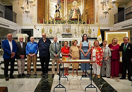 La archicofradía ha celebrado la primera puntada del que será el nuevo manto de la Esperanza.