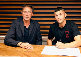 Loren Juarros y Rahmani, durante la firma del contrato de este el 29 de agosto.