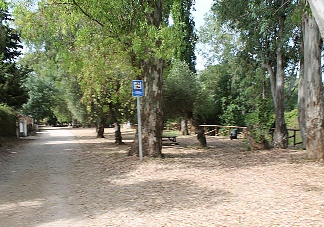 Junto a las dos charcas hay equipamiento para poder echar el día