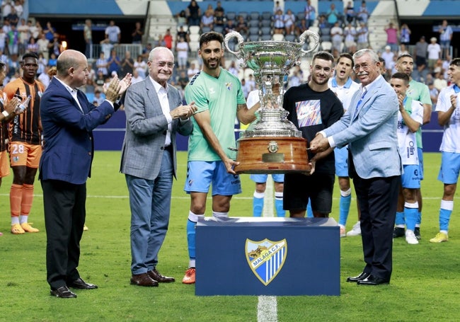 Barón, De la Torre, Juande, Ramón y Martín Aguilar, junto al trofeo de la trigésima cuarta edición del Trofeo Costa del Sol.