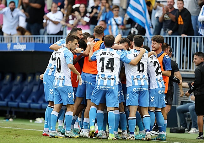 Los jugadores del Málaga celebran un tanto de Cristian en la temporada 2022-23.