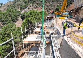 Obras de instalación de las vigas en el puente destruido de la A-397.