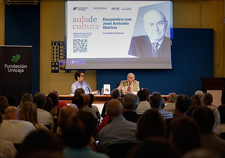 Alberto Gómez y José Antonio Marina, este jueves en el salón de actos de Unicaja, repleto para vivir el último Aula de Cultura de esta temporada.