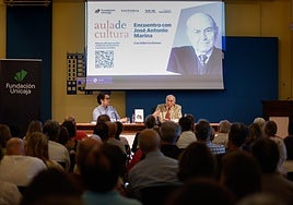 Alberto Gómez y José Antonio Marina, este jueves en el salón de actos de Unicaja, repleto para vivir el último Aula de Cultura de esta temporada.