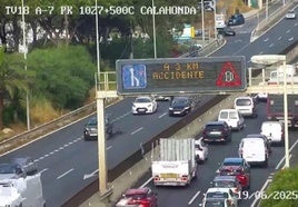 El vuelco de un turismo en la A-7 deja diez kilómetros de atascos en la zona de Mijas