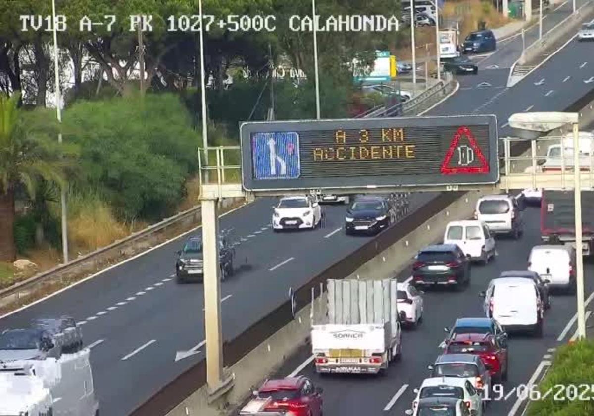 El vuelco de un turismo en la A-7 deja diez kilómetros de atascos en la zona de Mijas