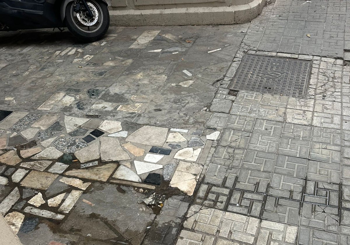 Vista de las aceras sucias.