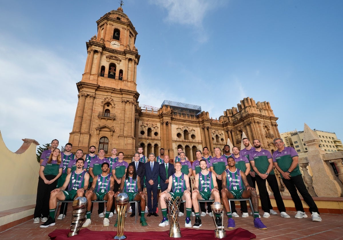 La plantilla posa delante de La Catedral con los cuatro trofeos ganados.