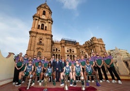 La plantilla posa delante de La Catedral con los cuatro trofeos ganados.