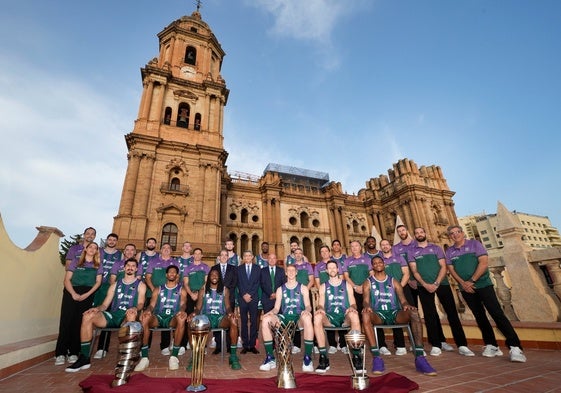 La plantilla posa delante de La Catedral con los cuatro trofeos ganados.