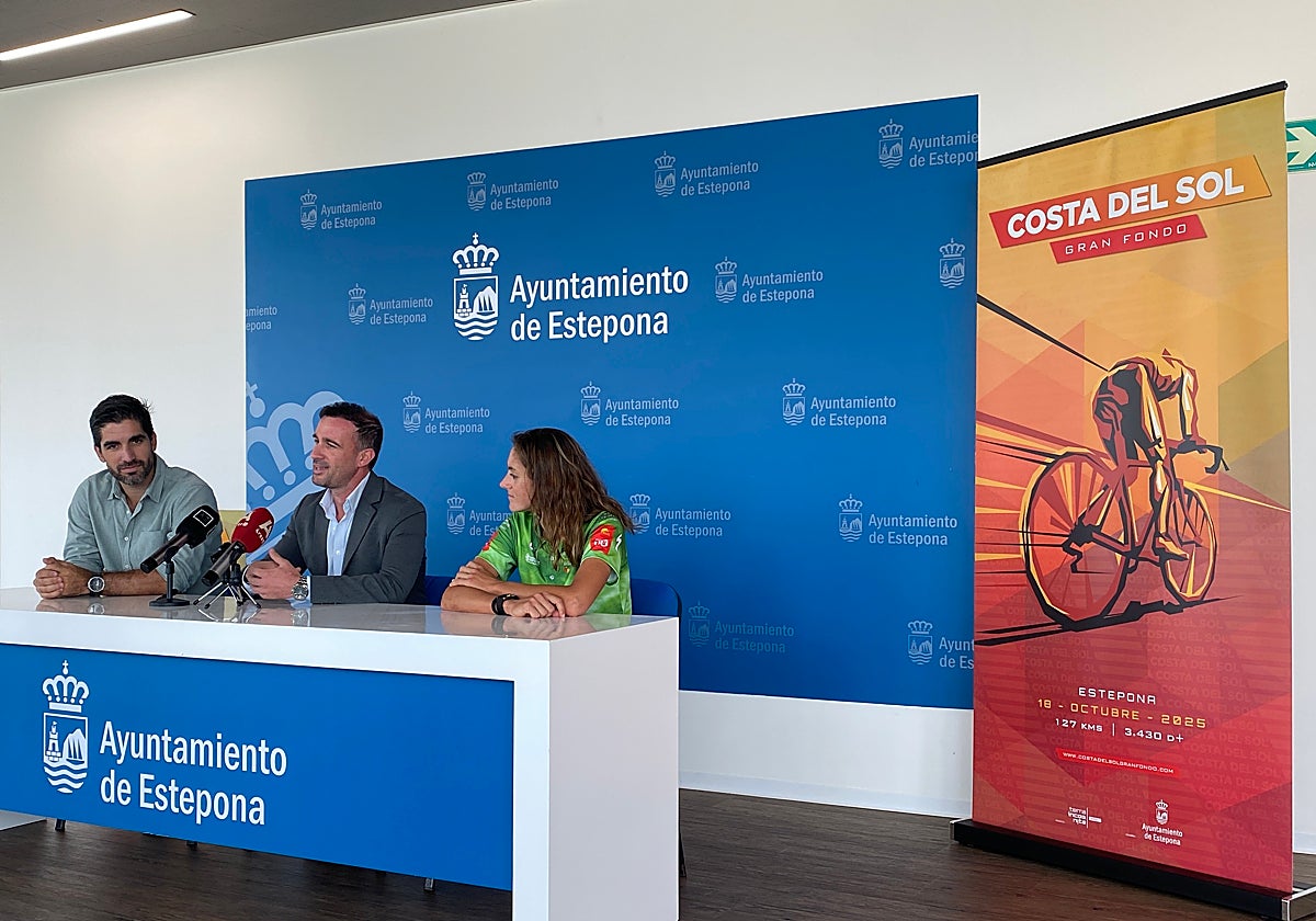 De izquierda a derecha, Felipe Toledo, Luis Gil y Natalia Fischer, en la presentación de la marcha cicloturista Costa del Sol Gran Fondo.