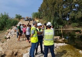 Personal de la UTE encargada de las obras de la depuradora, con vecinos de la zona y llegados de otros puntos de España que se oponen al proyecto.