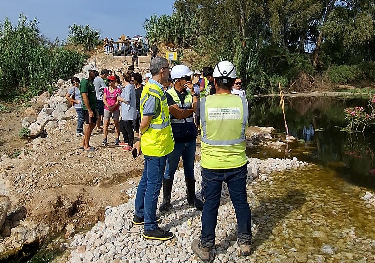 Personal de la UTE encargada de las obras de la depuradora, con vecinos de la zona y llegados de otros puntos de España que se oponen al proyecto.