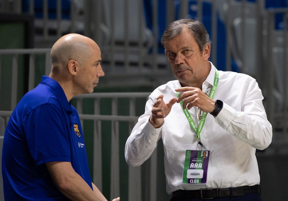 Joan Peñarroya y Juanma Rodríguez charlan antes de un partido.