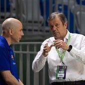 Joan Peñarroya y Juanma Rodríguez charlan antes de un partido.