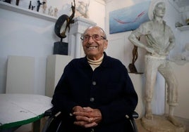 Jaime Pimentel, en el taller de su casa, donde trabajaba y todavía guarda muchos de los moldes de sus esculturas más famosas.
