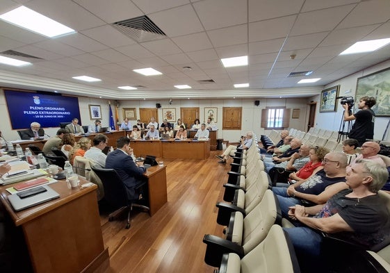 Pleno en el que se ha aprobado el acuerdo sobre Tívoli, con la presencia de los ex trabajadores del parque en la sala.