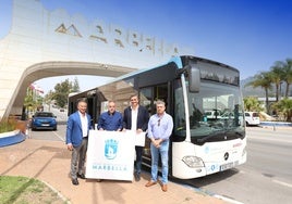 El edil, Félix Romero, presentó ayerel nuevo sistema de purificadores para los autobuses.