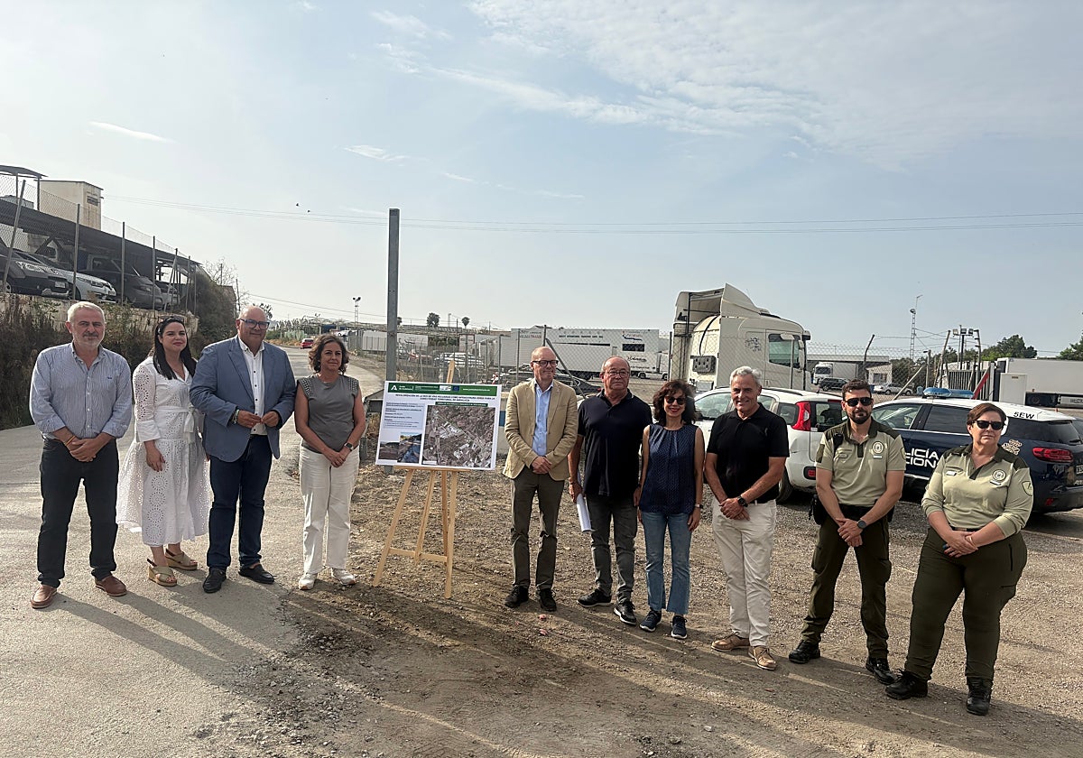 La consejera de Sostenibilidad y Medio Ambiente, el alcalde veleño y ediles, este jueves en la zona.