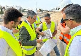 El alcalde, con concejales y responsables técnicos del proyecto.