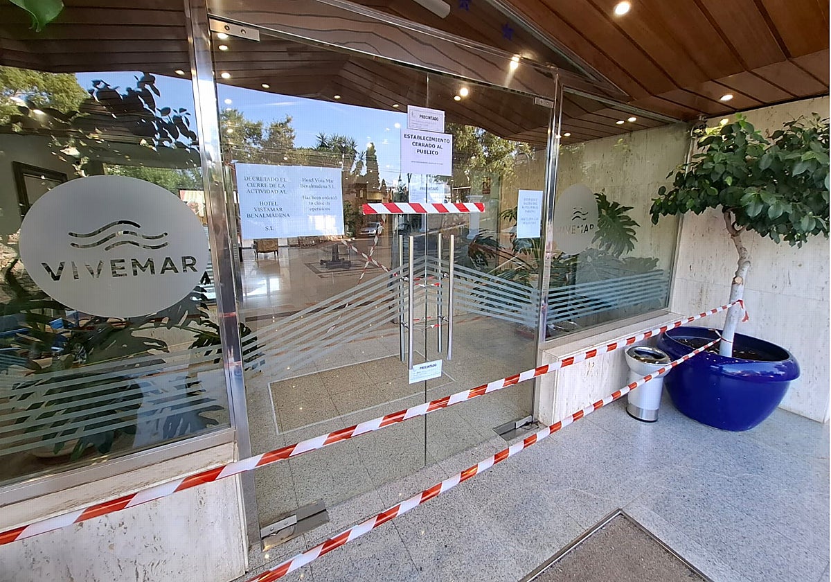 Puerta principal del hotel Vivemar, precintada por la Policía.