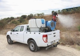Imagen de archivo de un 'pick up' nebulizador en la campaña para el tratamiento contra el Virus del Nilo Occidental.