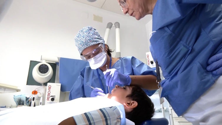 Dentistas atienden a un menor.