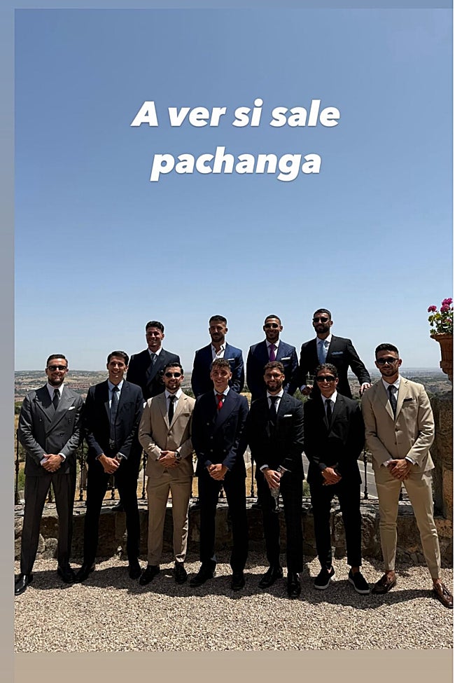 Los once jugadores y exjugadores del Málaga que asistieron a la boda de Alfonso Herrero en Toledo.