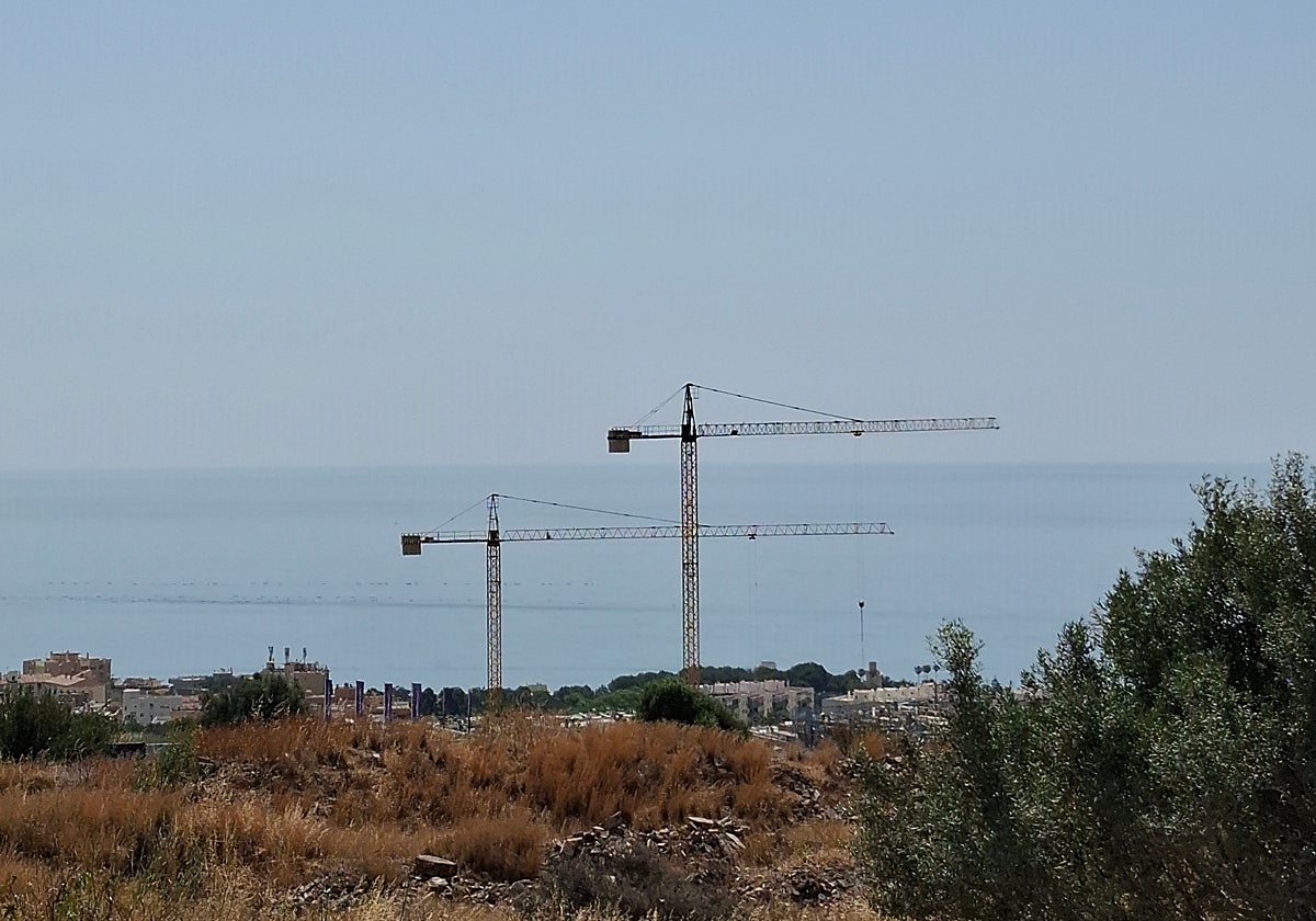 Grúas de obra, en Torremolinos.