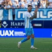 Dioni se marcha ovacionado por la afición del Málaga en su último partido como blanquiazul.