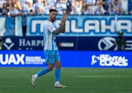 Dioni se marcha ovacionado por la afición del Málaga en su último partido como blanquiazul.
