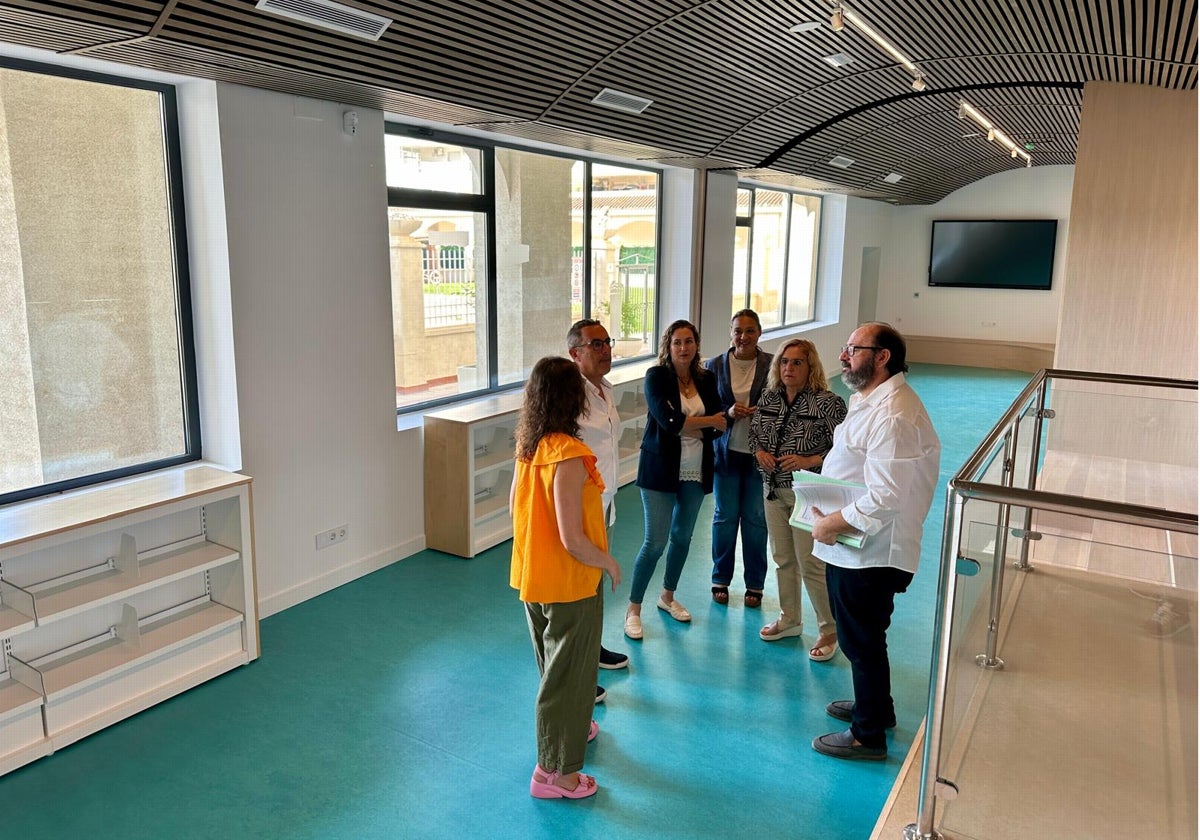 La alcaldesa y parte de su equipo visitando las nuevas instalaciones.